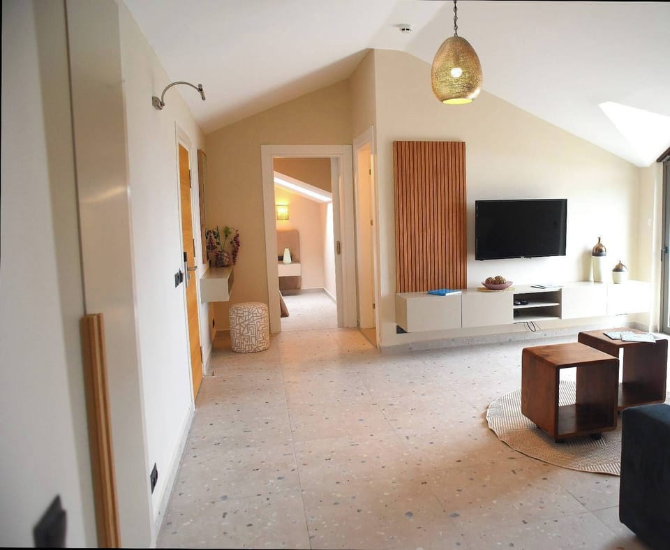 Deluxe Suite, 1 Bedroom, Sea View | Premium bedding, in-room safe, free WiFi, bed sheets