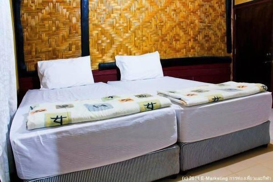 Shared Dormitory, 2 Twin Beds, Non Smoking, Lake View | Desk