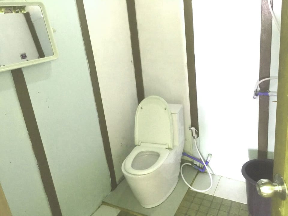 Bungalow, 1 King Bed, Lake View, Lakeside | Bathroom | Shower, free toiletries, towels