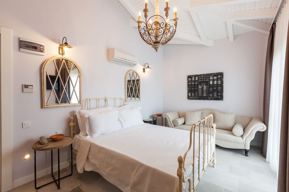 Deluxe Room (Opal) | Minibar, in-room safe, desk, soundproofing