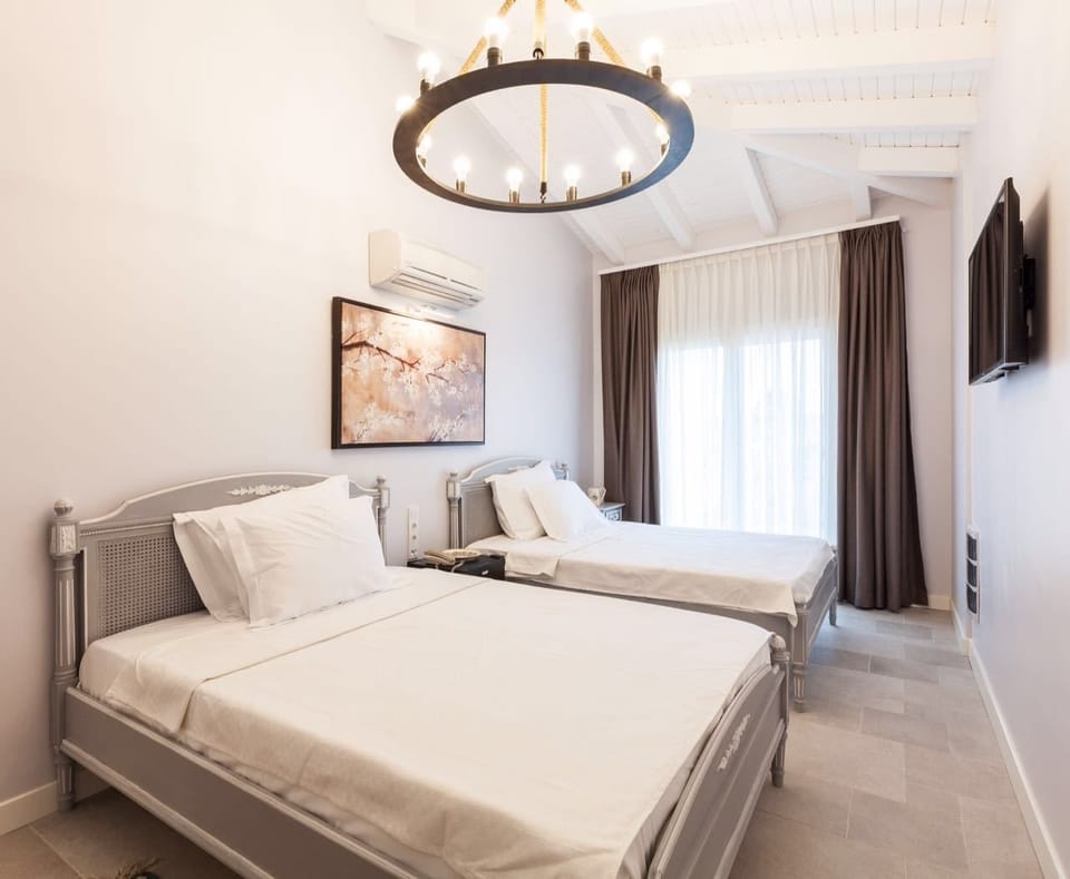 Deluxe Room (Ametis) | Minibar, in-room safe, desk, soundproofing