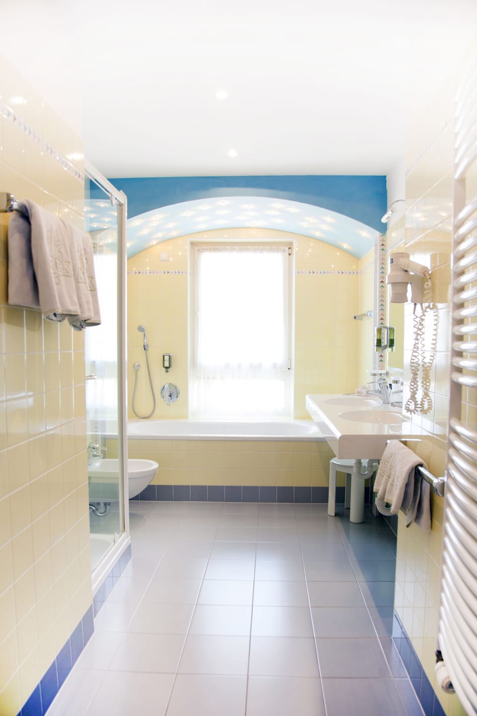 Junior Suite Family | Bathroom | Shower, eco-friendly toiletries, hair dryer, bidet