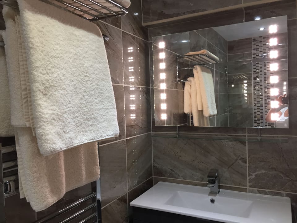 Luxury Double Room, 1 King Bed, City View (Priory View) | Bathroom | Designer toiletries, hair dryer, bathrobes, slippers