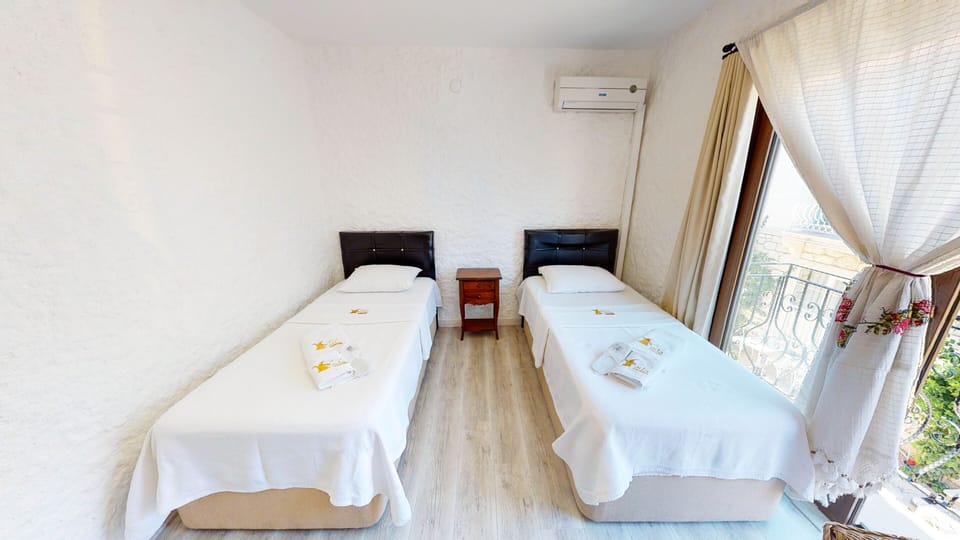 Standard Twin Room | Iron/ironing board (on request), WiFi (free)