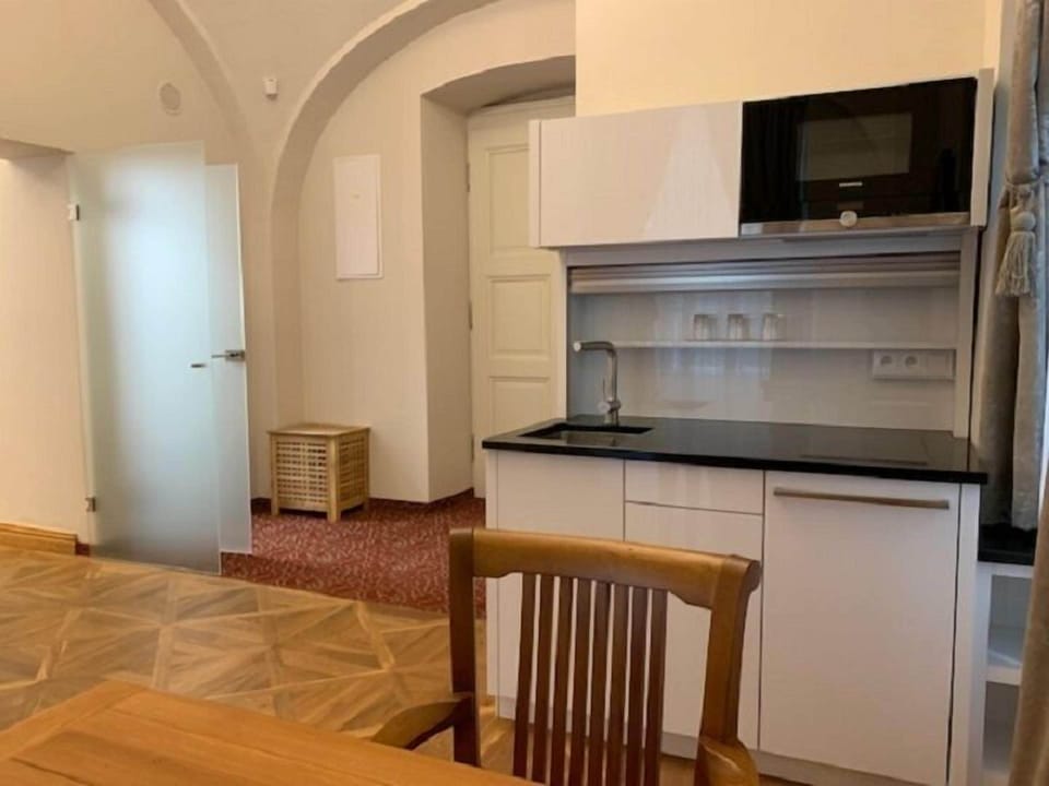 Family Apartment (separate bedroom, park view ) | In-room dining