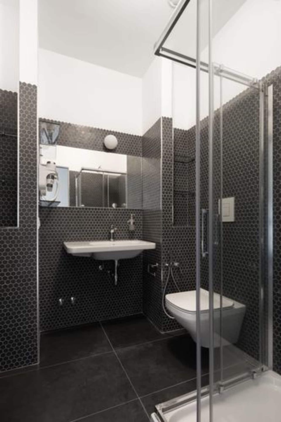 Shower, rainfall showerhead, free toiletries, hair dryer