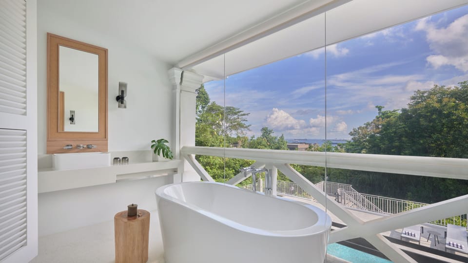 Junior Suite | Bathroom | Separate tub and shower, rainfall showerhead, free toiletries