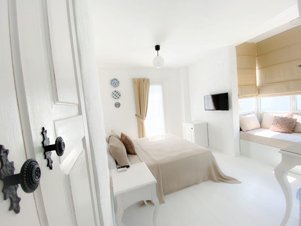 Deluxe Room | Premium bedding, minibar, individually decorated, individually furnished