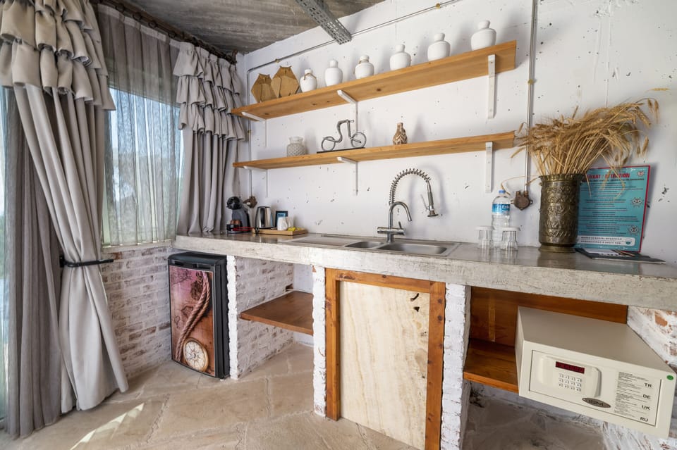 Design Double Room | Private kitchenette | Coffee/tea maker, electric kettle