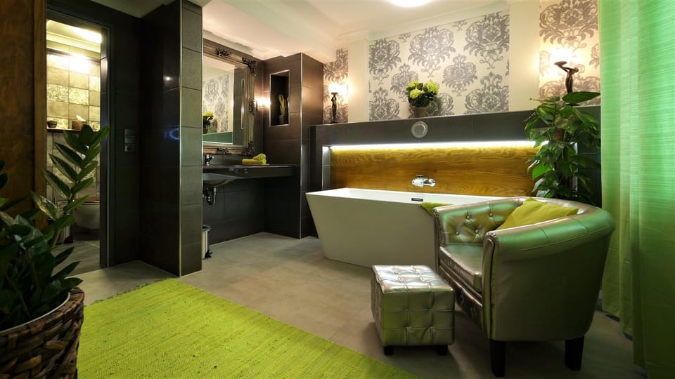 Deluxe Suite | Bathroom | Hair dryer, towels