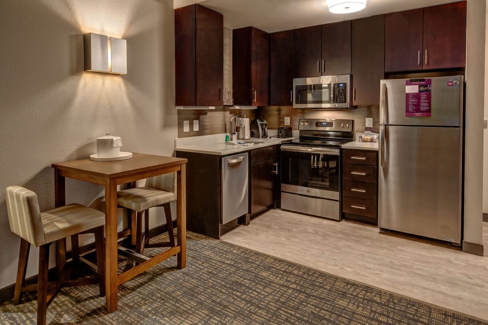 Full-size fridge, microwave, stovetop, dishwasher