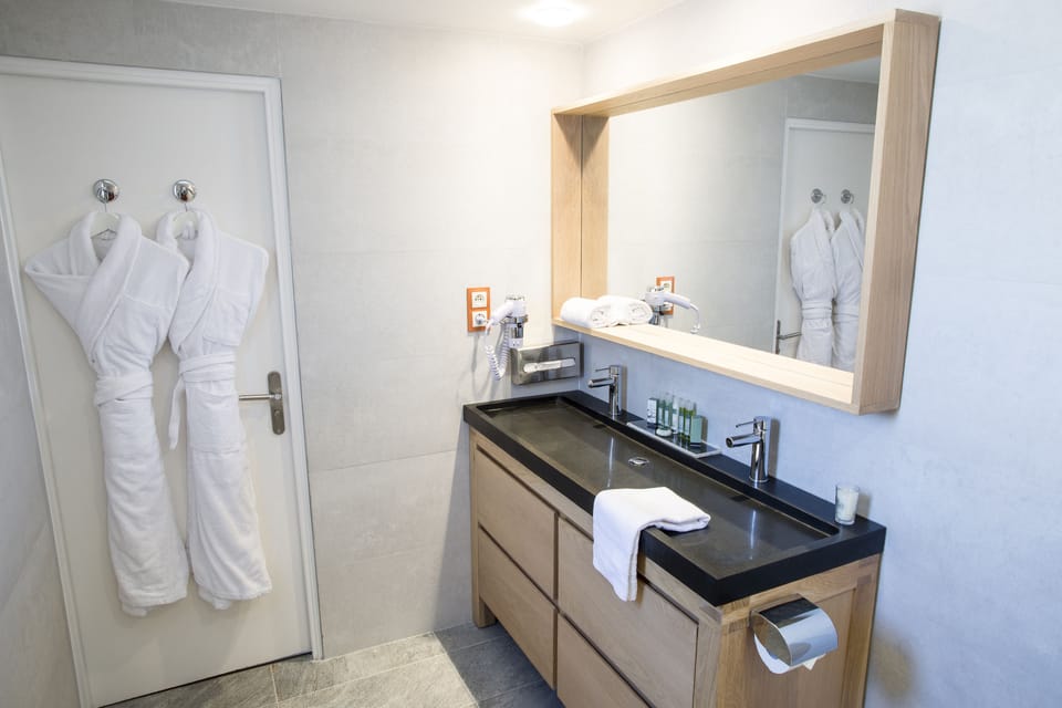 Junior Suite (Spa Access Included) | Bathroom | Free toiletries, hair dryer, bathrobes, slippers