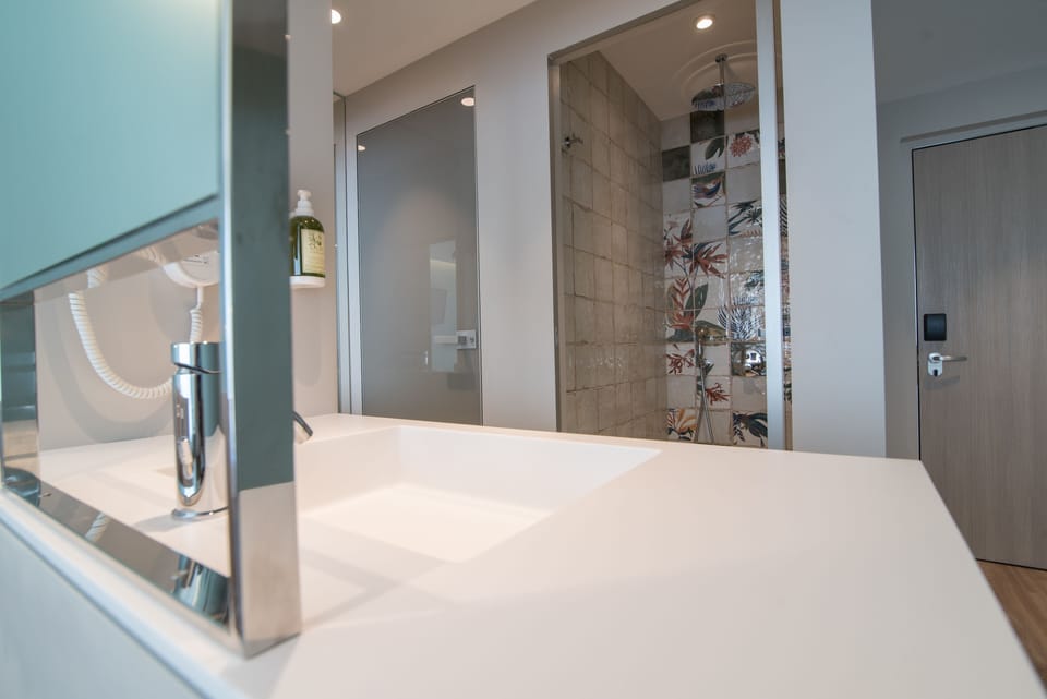 Superior Room, City View (Large King Room) | Bathroom | Shower, free toiletries, hair dryer, bathrobes