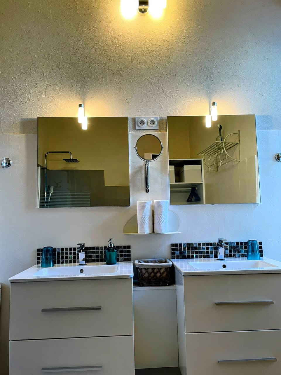 Superior Double Room | Bathroom | Free toiletries, hair dryer, towels