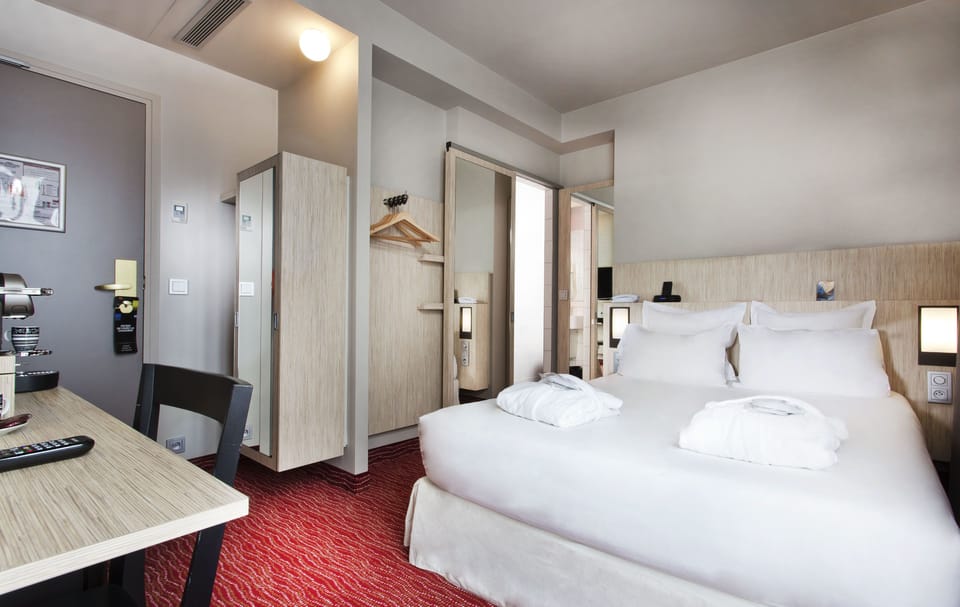 Privilege Paris | Premium bedding, desk, soundproofing, iron/ironing board