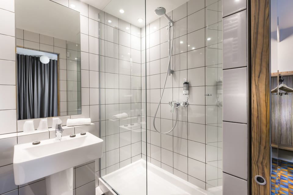 Family Room | Bathroom | Free toiletries, hair dryer, towels, soap