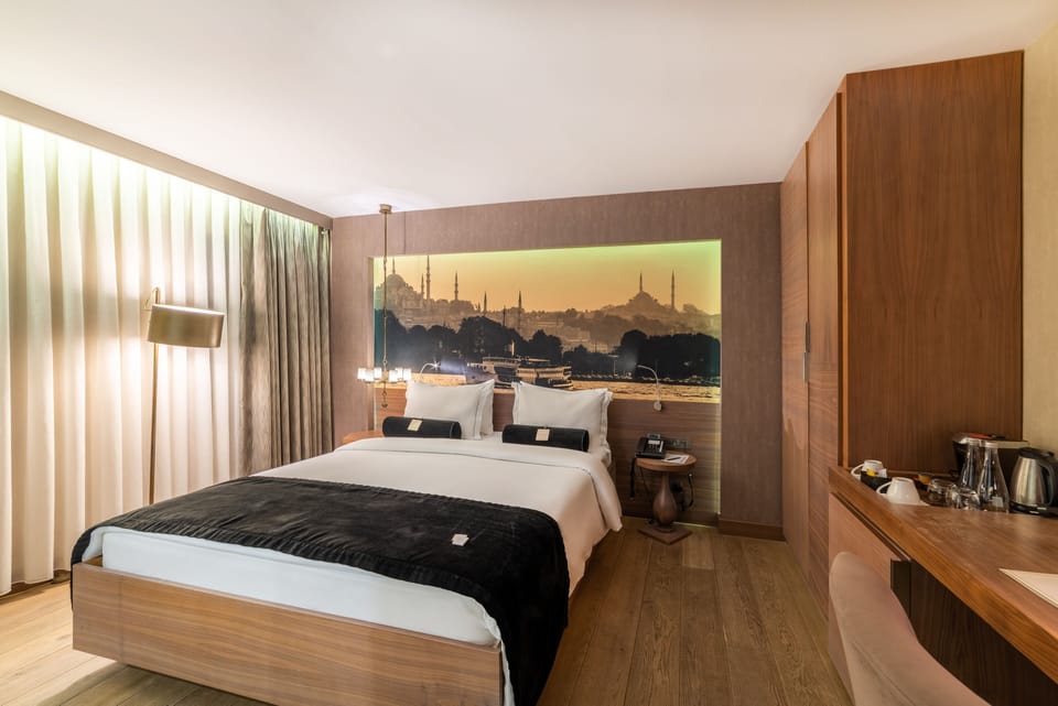 Hypo-allergenic bedding, minibar, in-room safe, desk