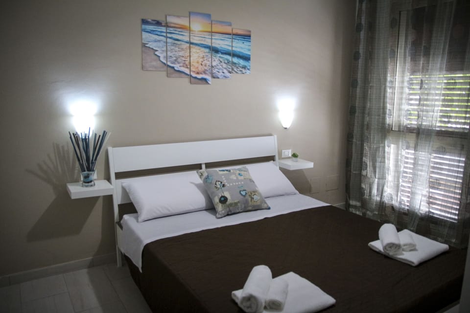 Double Room | Desk, free WiFi, bed sheets