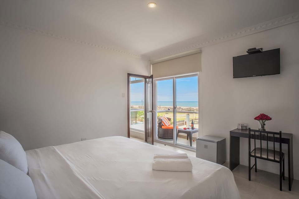 Habitación con vista al mar - 1 cama extra grande - Solo adultos | Blackout drapes, iron/ironing board (on request), WiFi (free)