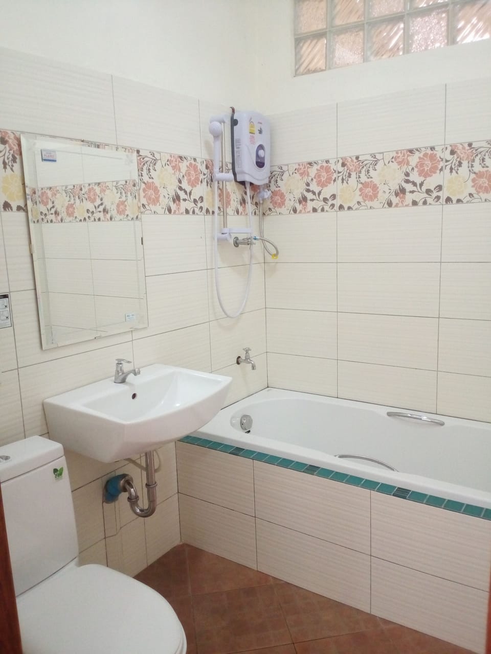 Family Triple Room, Bathtub, City View | Bathroom | Shower, free toiletries, hair dryer, towels