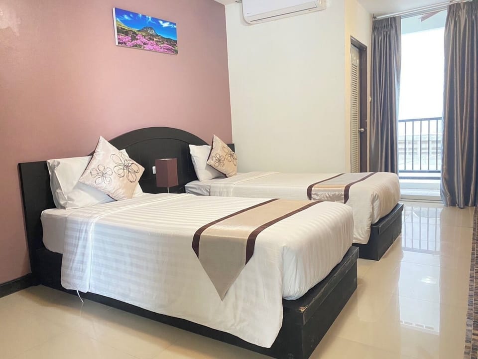 Superior Twin Room | Desk, blackout drapes, WiFi (free), bed sheets