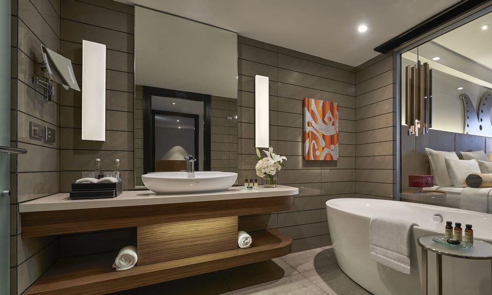 Combined shower/tub, deep soaking tub, rainfall showerhead