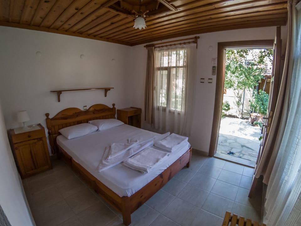 Standard Double Room | Iron/ironing board, free WiFi