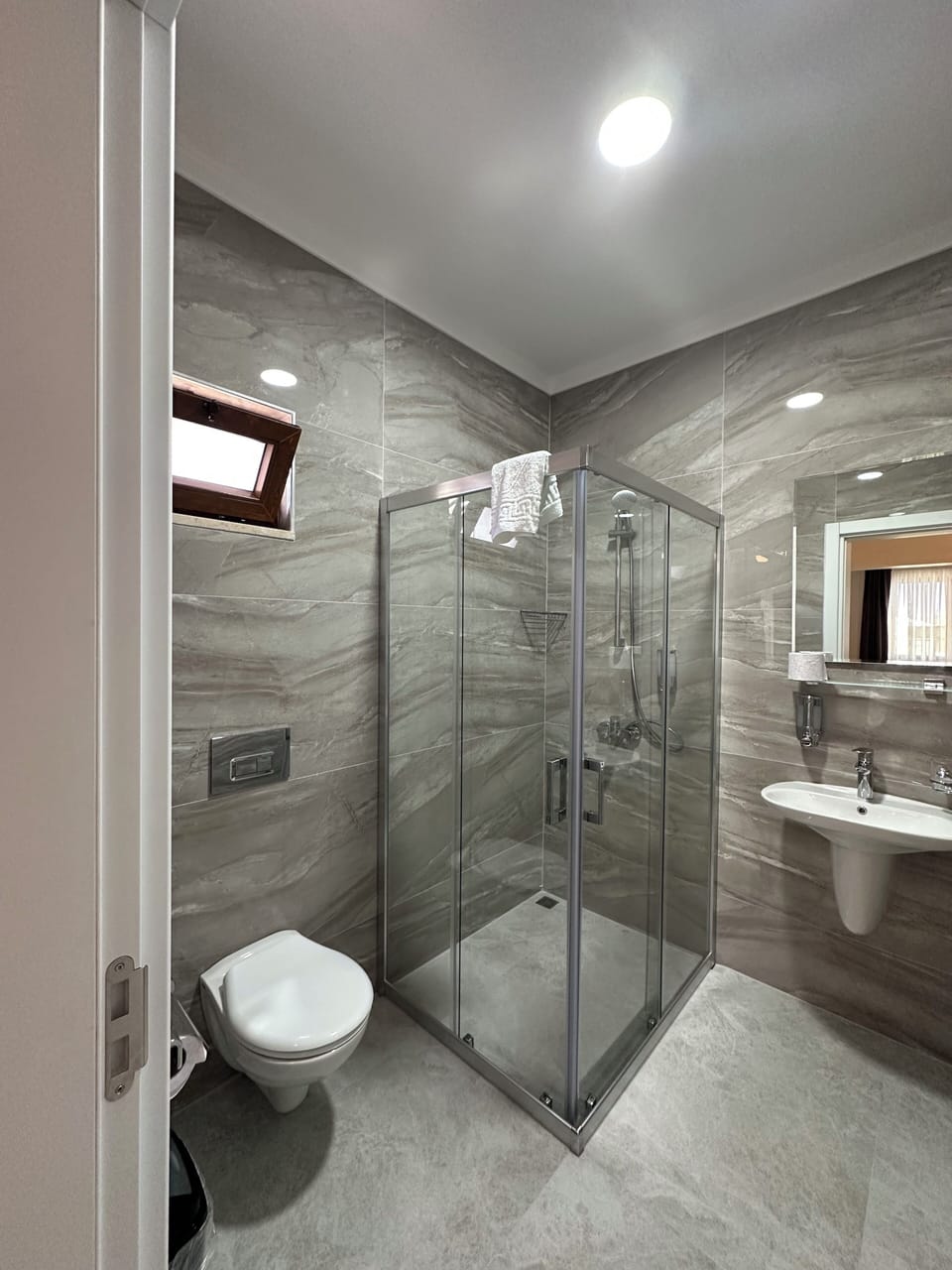 Standard Double Room | Bathroom | Shower, hair dryer, towels, shampoo