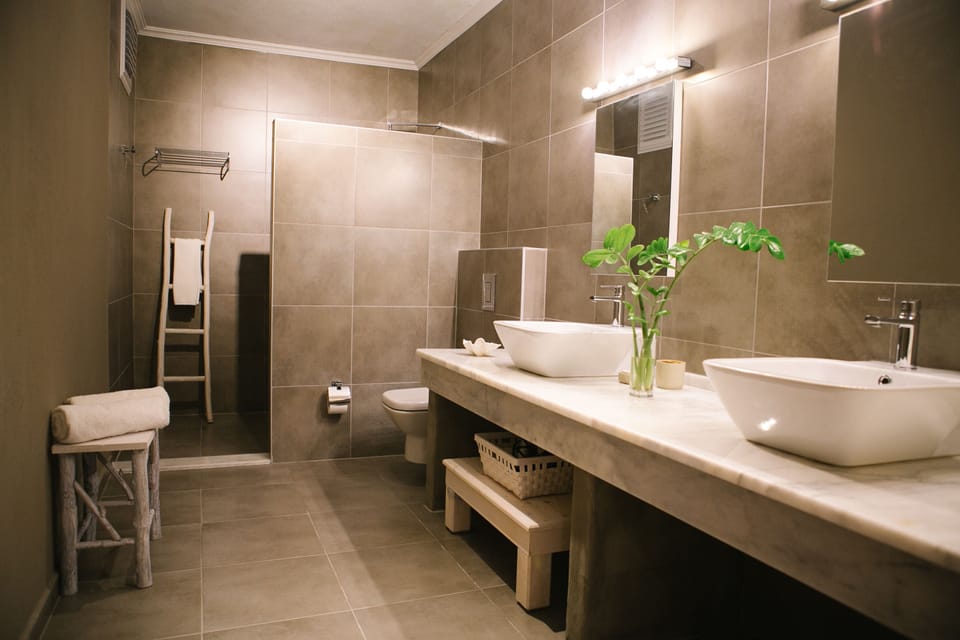 Grand Deluxe Room with Jacuzzi & Private Garden  | Bathroom | Shower, free toiletries, hair dryer, bathrobes