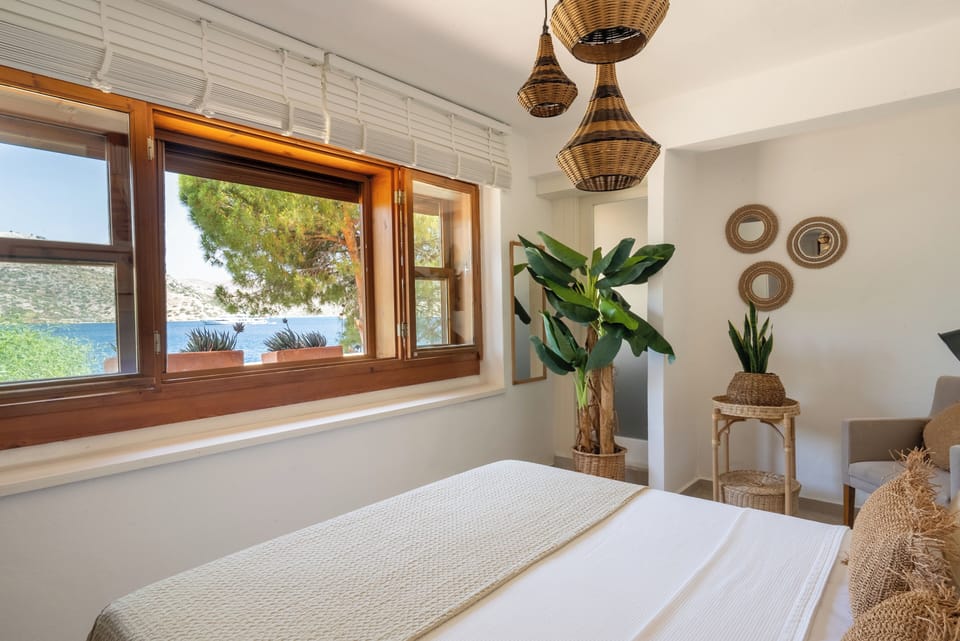 Double Room, Sea View | 1 bedroom, minibar, in-room safe, desk