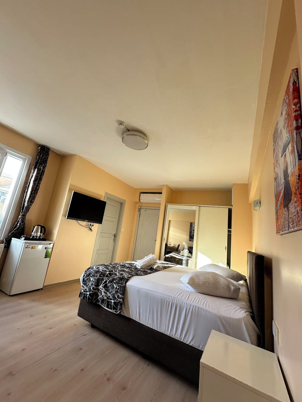 Deluxe Double Room | Minibar, desk, iron/ironing board, free WiFi