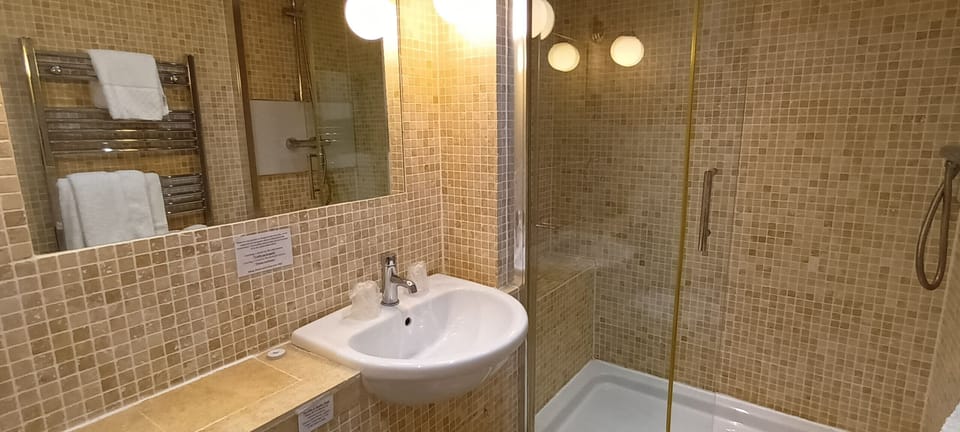 Superior Single Room | Bathroom | Towels