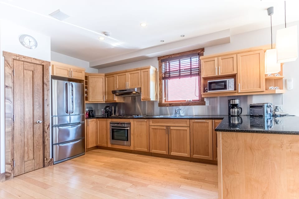 Room, 5 Bedrooms (With 4 Bathroom) | Private kitchen | Fridge, microwave, oven, stovetop