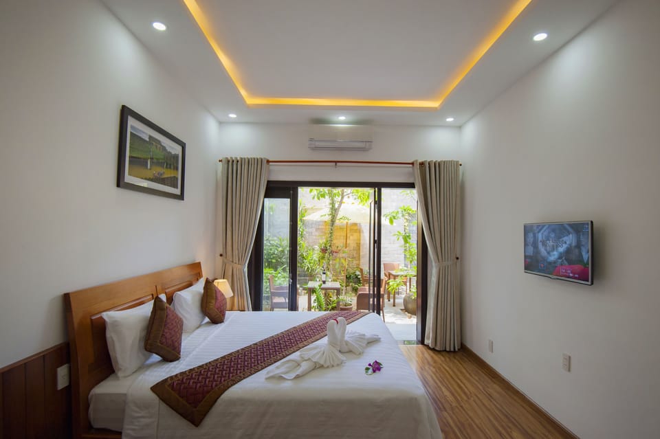 Luxury Double Room, Garden View | Individually furnished, desk, laptop workspace, blackout drapes