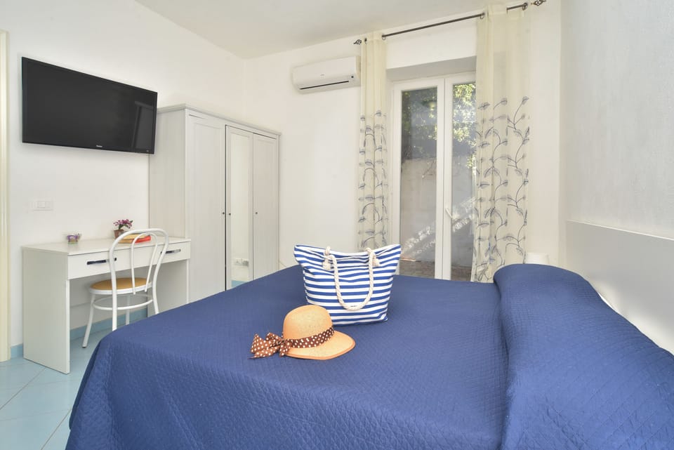Standard Double Room | Desk, WiFi (free), bed sheets