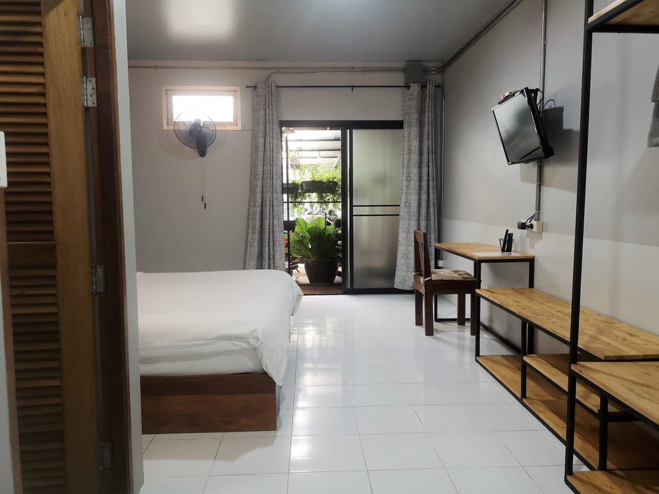 Standard Room, 1 King Bed | Desk, iron/ironing board (on request), WiFi (free), bed sheets