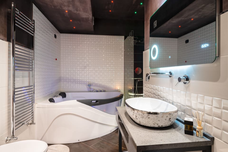 Romantic Studio Suite | Jetted tub