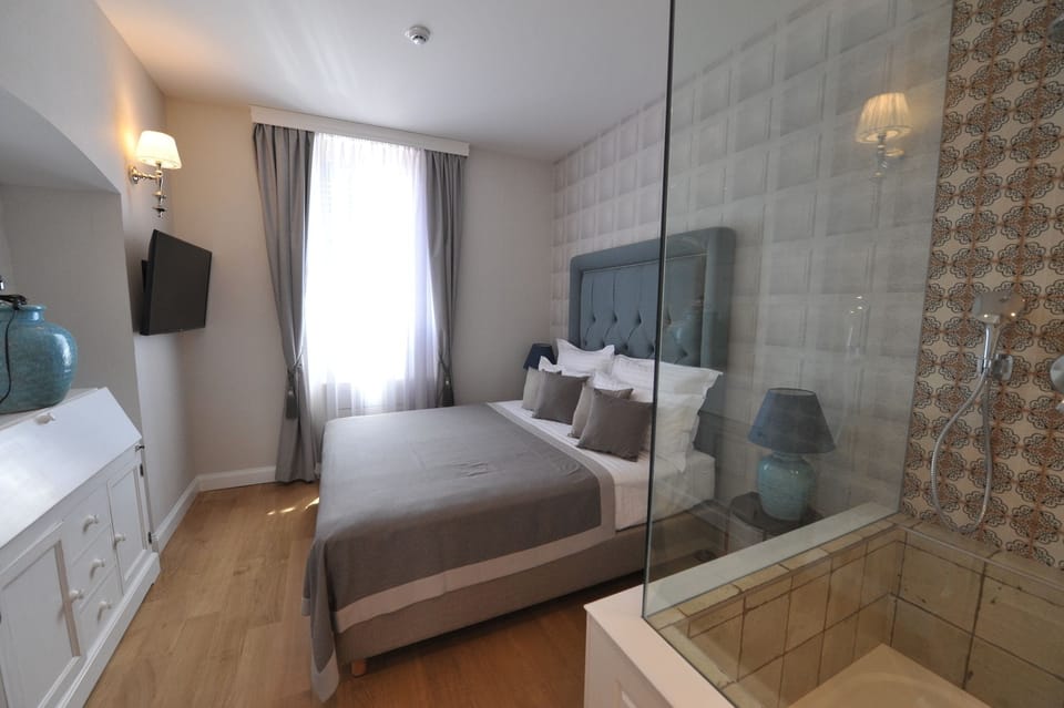 Superior King Room | Premium bedding, minibar, in-room safe, desk