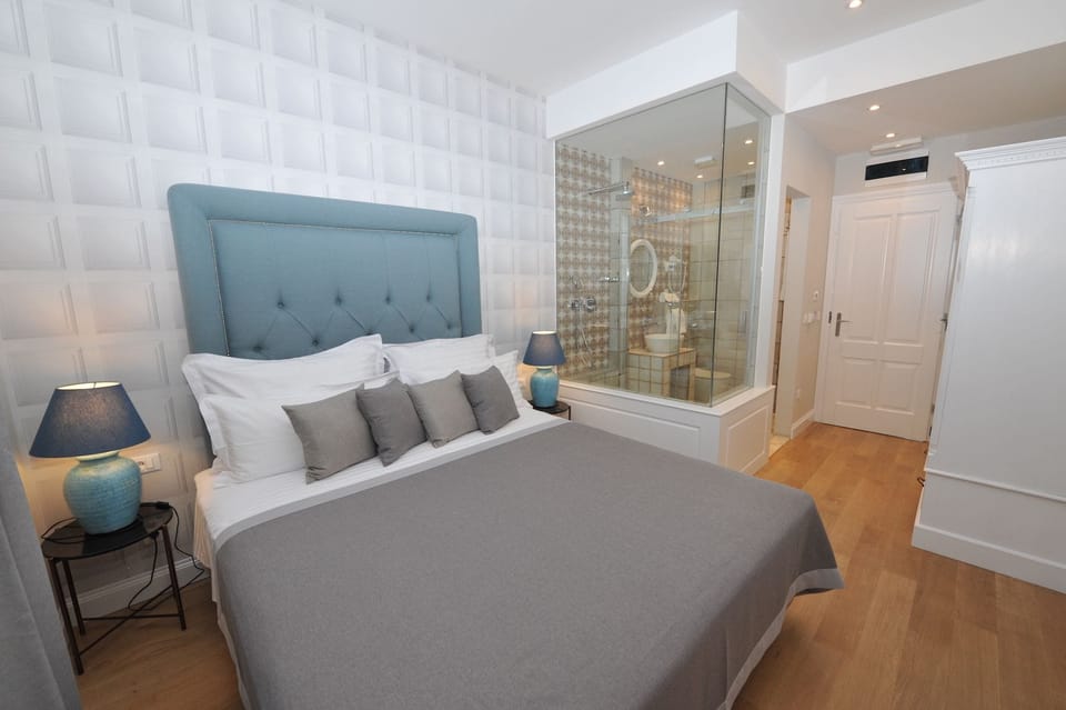 Superior King Room | Premium bedding, minibar, in-room safe, desk