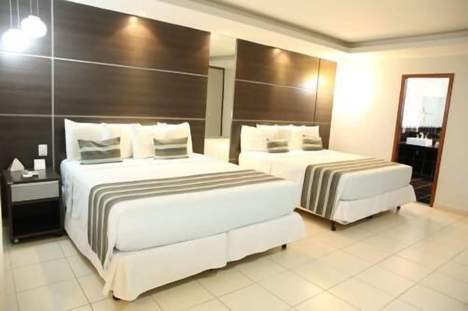 Presidential Suite | Minibar, in-room safe, desk, blackout drapes