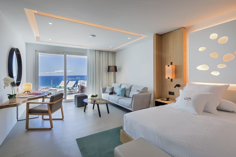 Egyptian cotton sheets, premium bedding, minibar, in-room safe