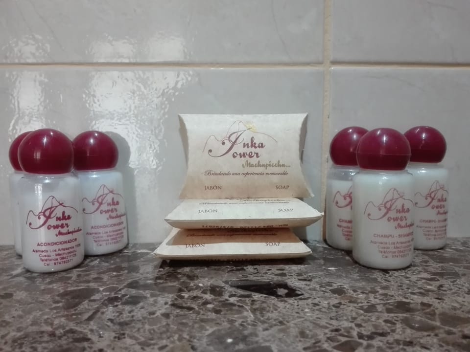 Single Room | Bathroom amenities | Combined shower/tub, hair dryer