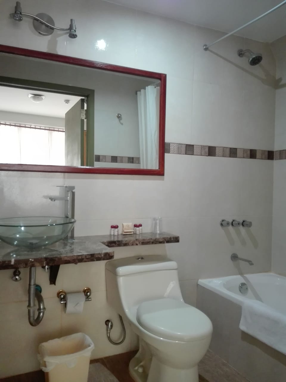 Single Room | Bathroom | Combined shower/tub, hair dryer