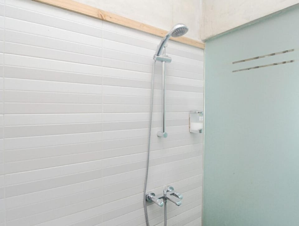 Shower, free toiletries, slippers, towels