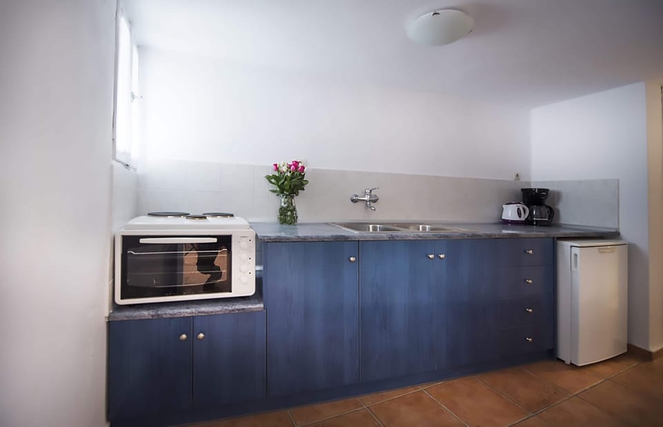 Traditional Villa, Jetted Tub, Sea View (Yposkafo) | Private kitchenette | Fridge