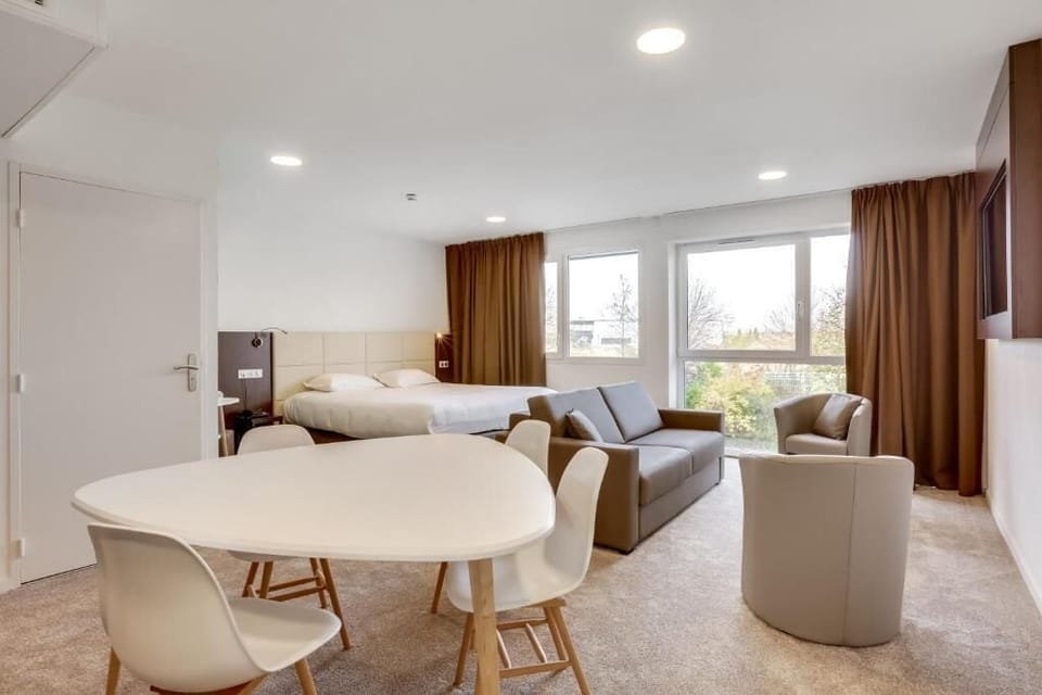 Family Suite | Bathroom | Shower, hair dryer, towels