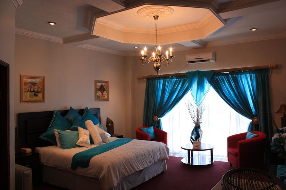 Premium bedding, minibar, desk, free WiFi