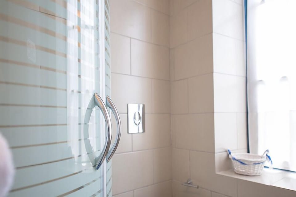 Double Room | Bathroom | Shower, free toiletries, hair dryer, towels