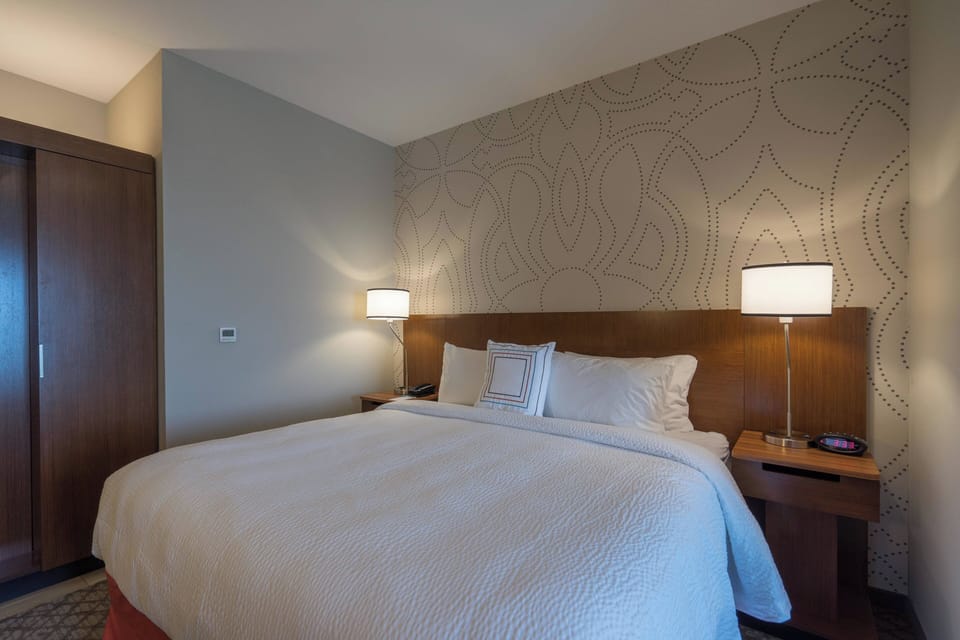 Room, 1 King Bed | Hypo-allergenic bedding, pillowtop beds, in-room safe, desk