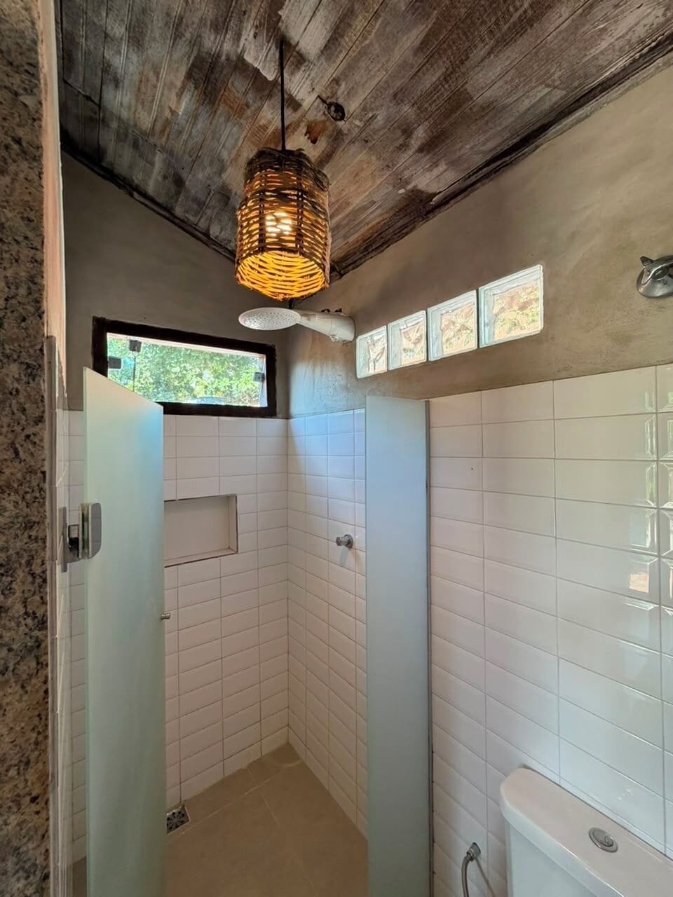 Executive Room | Bathroom | Shower, free toiletries, soap, shampoo